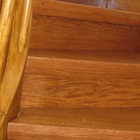 Vorgefertigte Treppenauflagen und Stellbretter werden eingesetzt und fixiert.